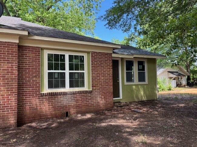 Building Photo - The Beer Can House