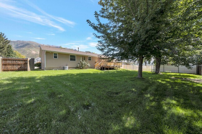Building Photo - Spacious 4 Bed, 3 Bath Pet-Friendly Home w...