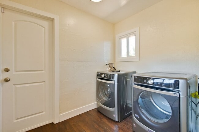 Building Photo - Beautifully remodeled 2 bed, 2 bath home.