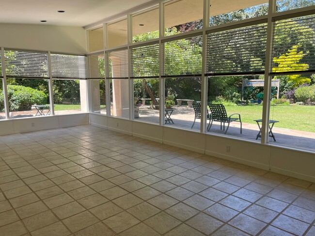 Building Photo - Alta Vista Ave Custom Home Available Augus...