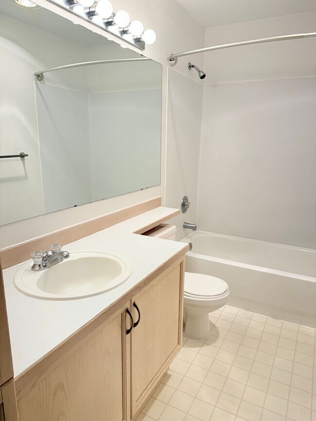 Building Photo - Top-Floor Living in Issaquah!