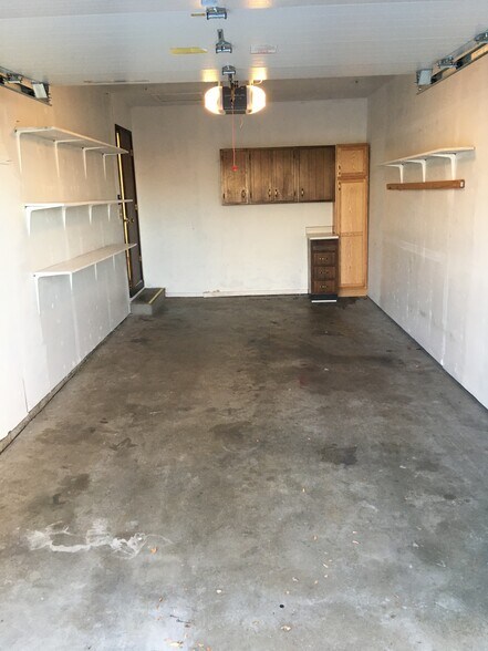 Garage, automatic garage door opener - 4685 Robb St