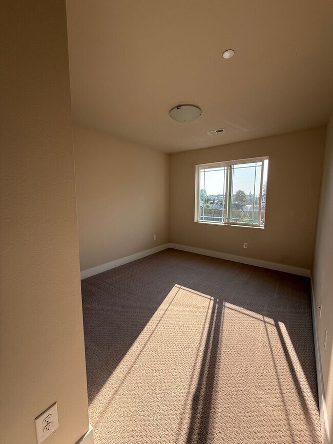 Building Photo - Modern 4 Bed, 3.5 Bath Lynnwood Home – Pri...