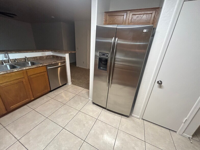 Building Photo - 7028 S 46th Dr