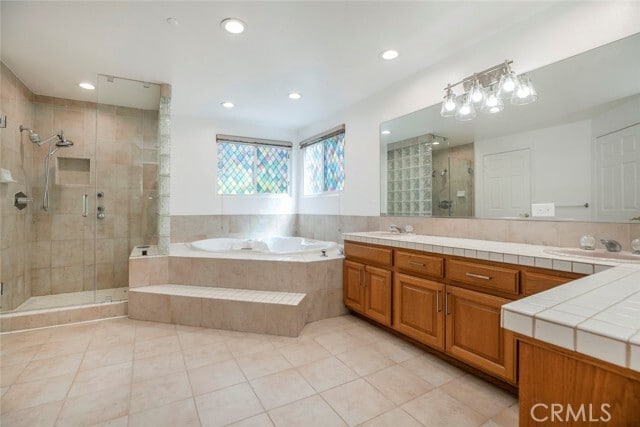 Building Photo - 2644 E Chevy Chase Dr