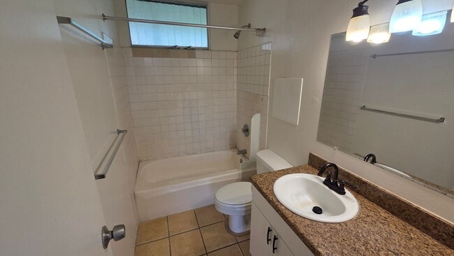 Building Photo - Ridgecrest ~ Spacious 2 Bedroom w/ 2 Reser...