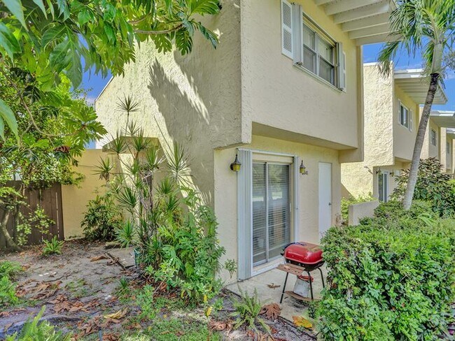 Building Photo - 8841 NE 4th Avenue Rd