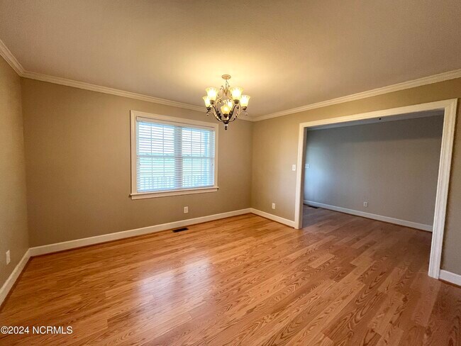 Building Photo - 325 Gliden Rd