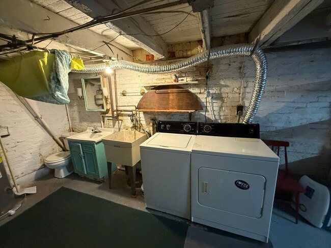 Building Photo - Charming 2 Bed w/ Parking | Steps from Lat...