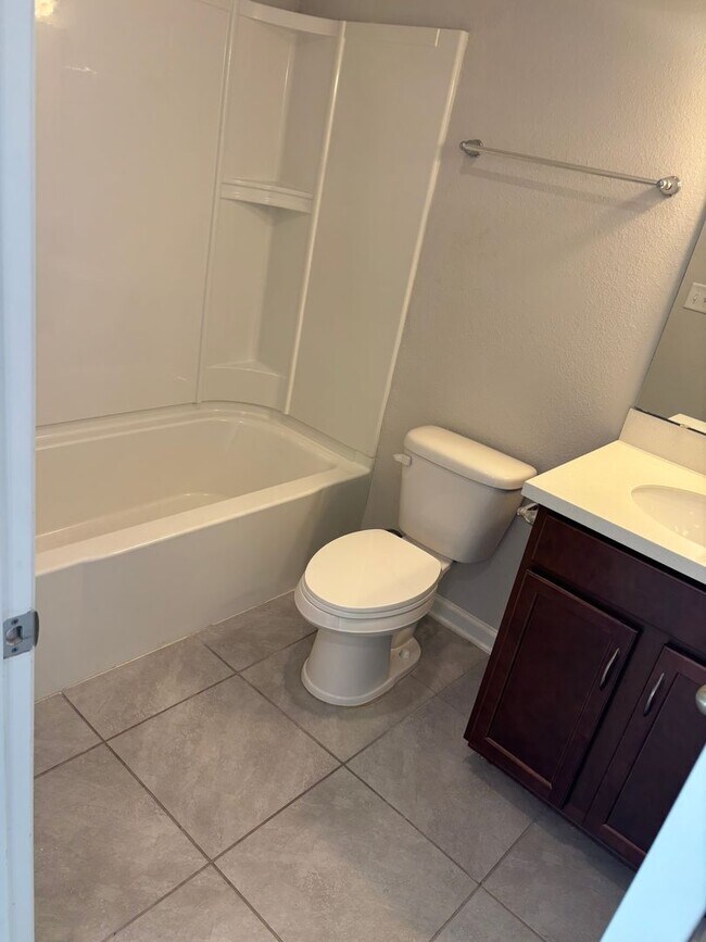 Building Photo - 4 Bedroom 3 Full Bath House in Convenient Location