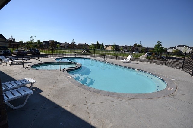 Building Photo - Beautiful 3 bed Townhome! Move In Ready!