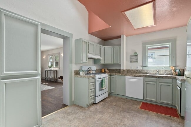 Building Photo - 114 Fairbanks St