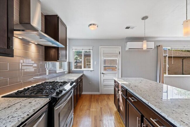 Building Photo - 2-Bedroom Denver Apartment | In-Unit Laundry + Modern Kitchen