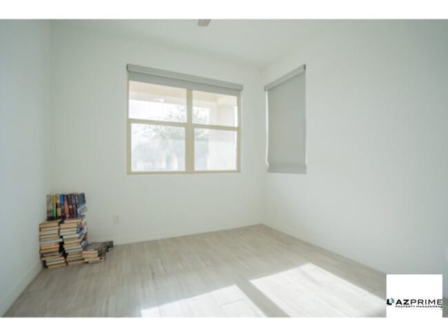 Building Photo - Stylish 3/2 Goodyear House!