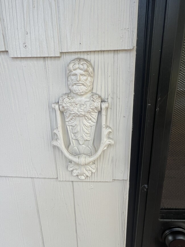 Building Photo - 220 Eveningside Dr