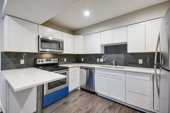 Building Photo - Available: remodeled 1 bed / 1 bath with luxury amenities