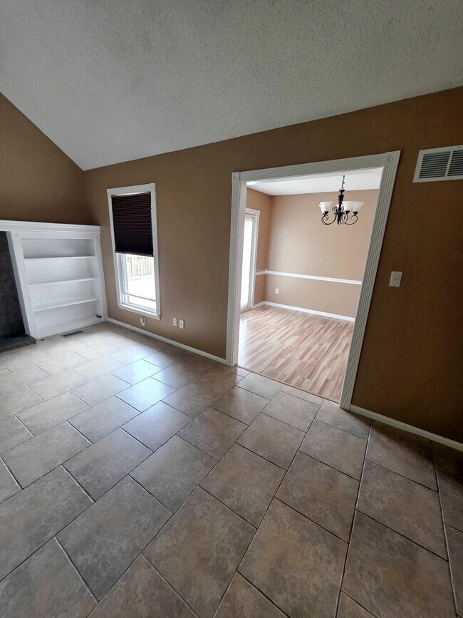 Building Photo - 807 Panther Valley