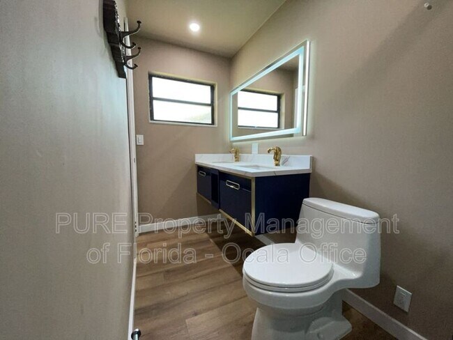 Building Photo - 4211 SW 6th Ave