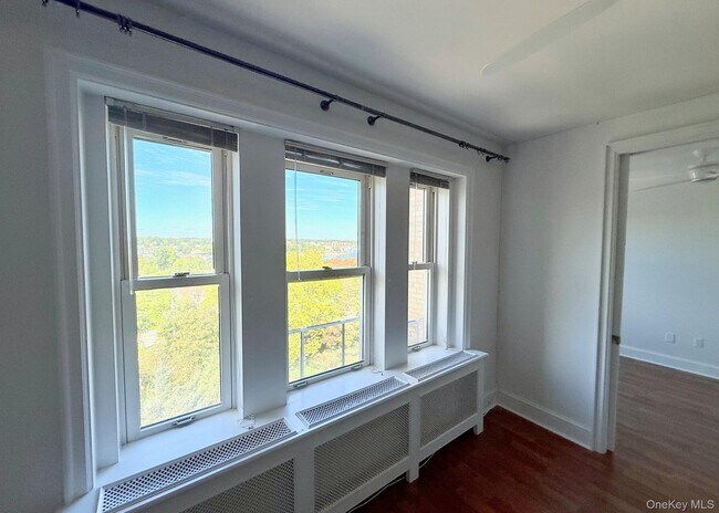 Building Photo - 490 Bleeker Ave