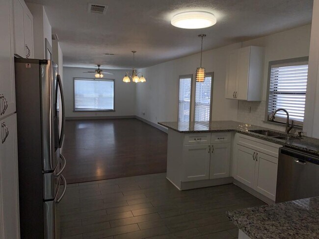 Building Photo - 722 S Winnetka Ave