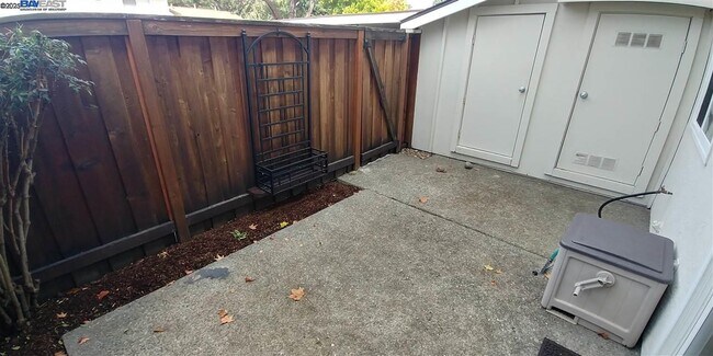 Building Photo - 2551 Twin Creeks Dr