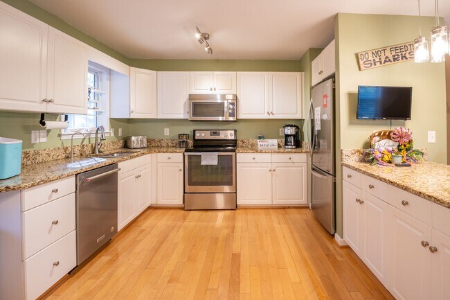 Building Photo - HOT TUB ANYONE?  THIS OFF-SEASON RENTAL IS AVAILABLE FOR A LIMITED TIME