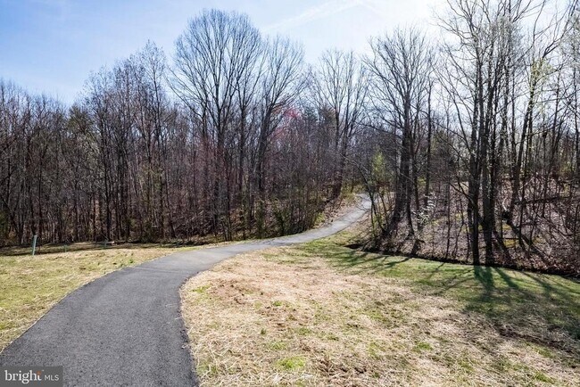 Building Photo - 5668 Ridge View Dr