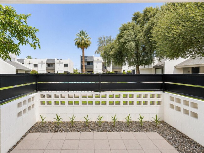 Building Photo - 302 E Monte Vista Rd
