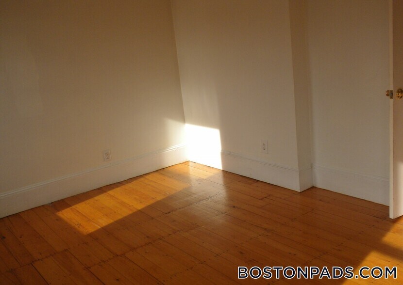 Building Photo - 339 Centre St