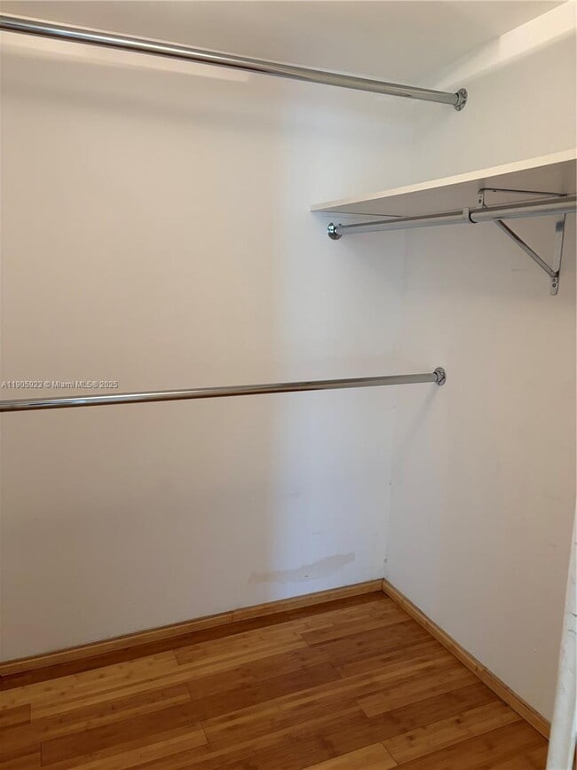 Building Photo - 100 Bayview Dr