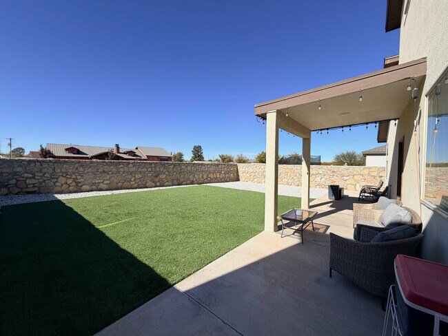 Building Photo - 1418 Santa Thomas St