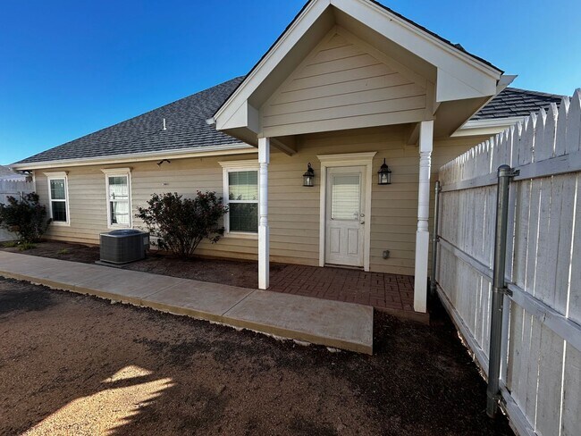 Building Photo - Beautiful three bedroom three-bathroom Napa home