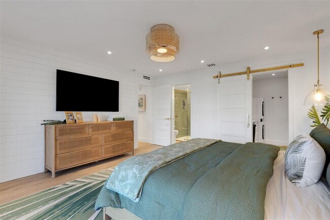 Building Photo - 4360 Chatham Dr