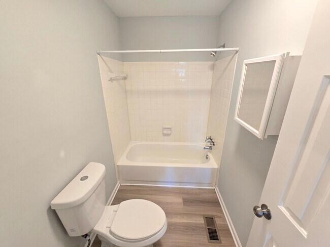 Building Photo - GORGEOUS TOWNHOME IN VIRGINIA BEACH