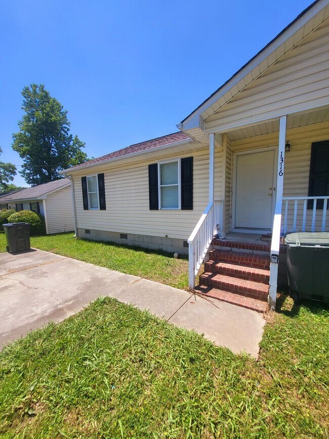 Building Photo - Upcoming Renovated 3 Bedroom Home in Convenient Location! Showings tentatively scheduled to begin...