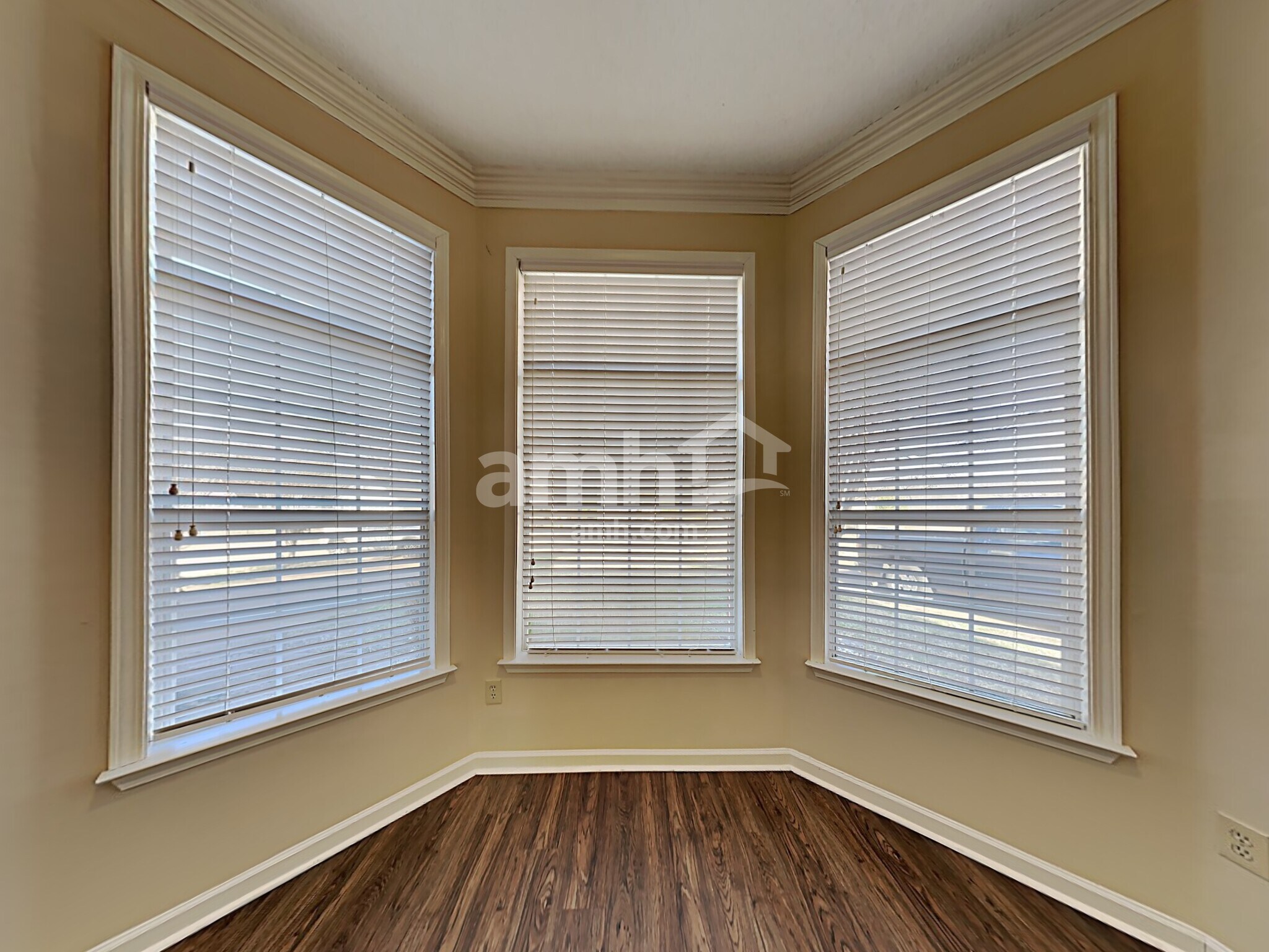 Building Photo - 10067 Woodland Grove Dr