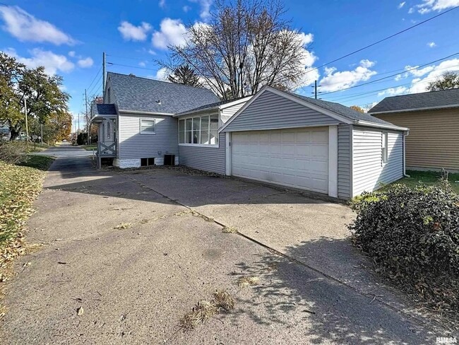 Building Photo - 3 bedroom Rental in Rock Island