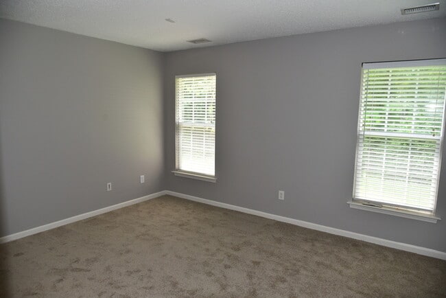 Building Photo - Cozy, 3BR/2BA ranch style home with an open floorplan