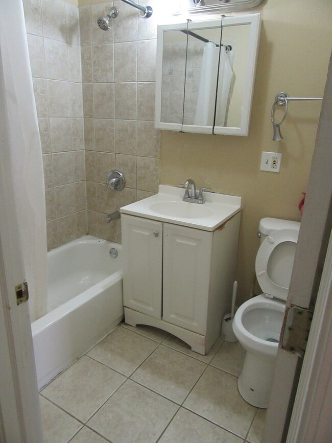 Building Photo - 2251 W Rosemont Ave