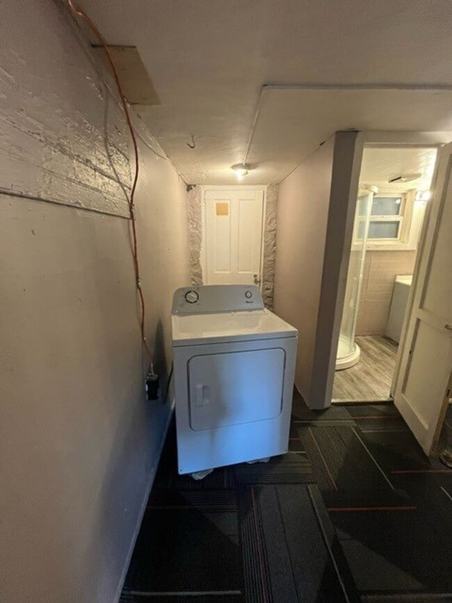 Building Photo - 2 Bedroom 1 Bath