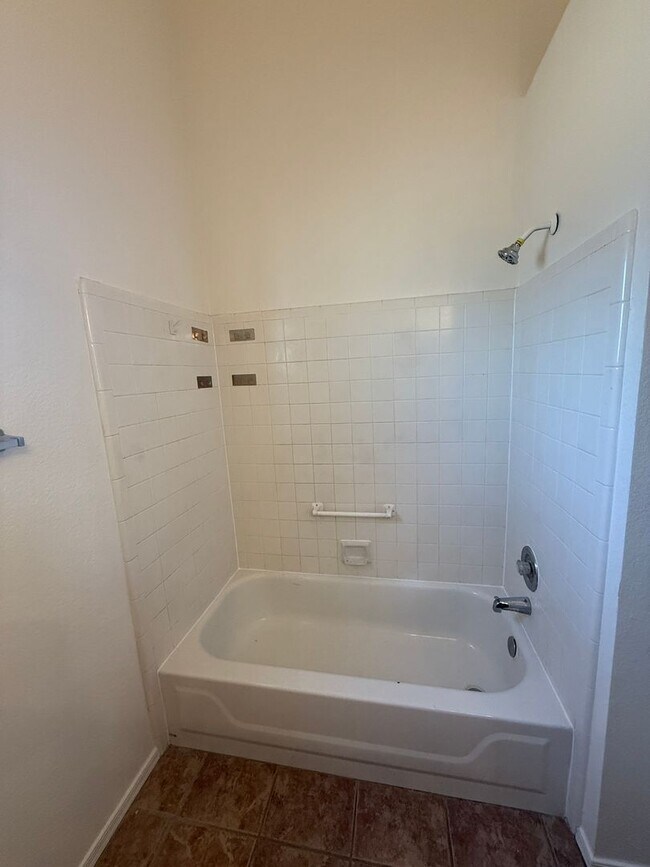 Building Photo - 3 Bed 2 Bath home in the highly desirable Northwest Tucson area. New paint and Carpet!