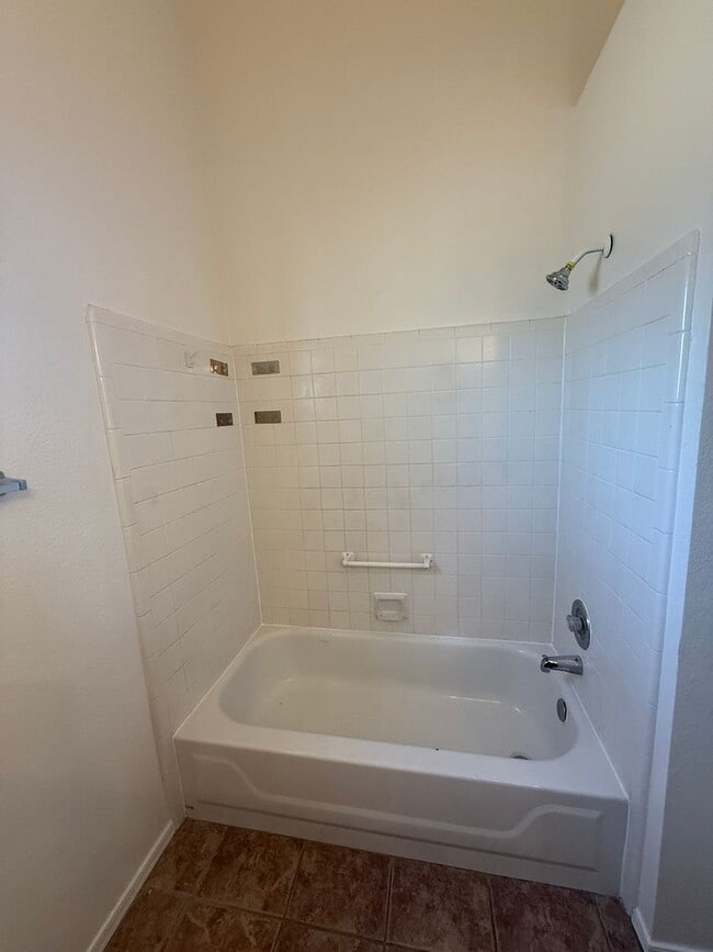 Building Photo - 3 Bed 2 Bath home in the highly desirable Northwest Tucson area. New paint, Carpet an Appliances!