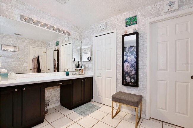 Building Photo - 2115 Heathwood Cir
