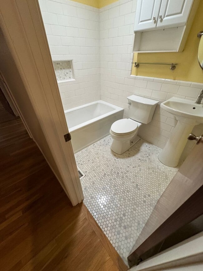 Building Photo - 913 Tara Pl