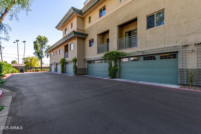 Building Photo - 815 E Rose Ln