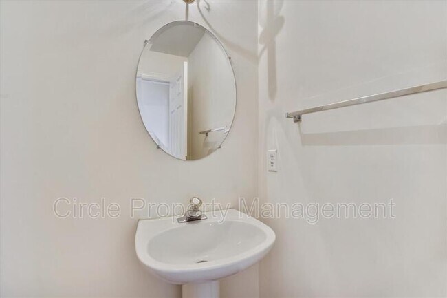 Building Photo - 1805 N Adams St