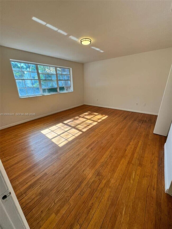 Building Photo - 4582 Royal Palm Ave