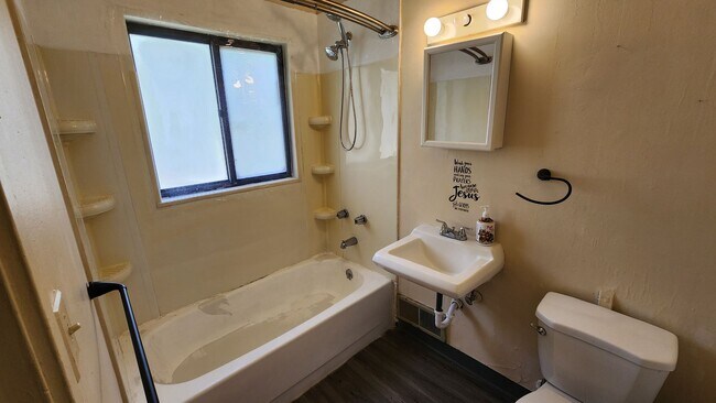 Building Photo - Three bedroom 1.5 house available for rent May 1 2026!