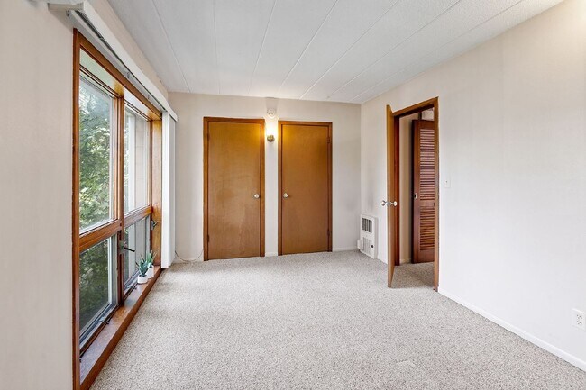 Building Photo - Charming 1 bedroom Condo Available Now!