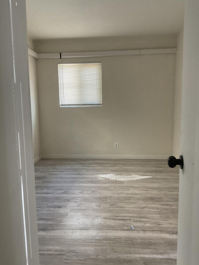 Building Photo - Bahama Palms, recientemente renovado: $1,850, 650 pies cuadrados — ¡Encantador refugio de 1 dormi...